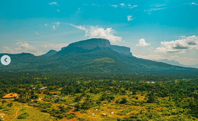Le d&eacute;classement de 148,7 hectares de la for&ecirc;t class&eacute;e de Kakoulima pour un centre d&rsquo;enfouissement suscite des inqui&eacute;tudes sur la biodiversit&eacute;, l&rsquo;eau et les populations riveraines.